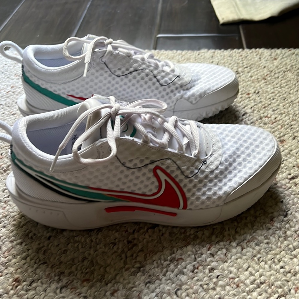 Women’s Nike Zoom Pro Tennis Court shoes size 9